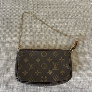 Authentic Louis Vuitton Pochette